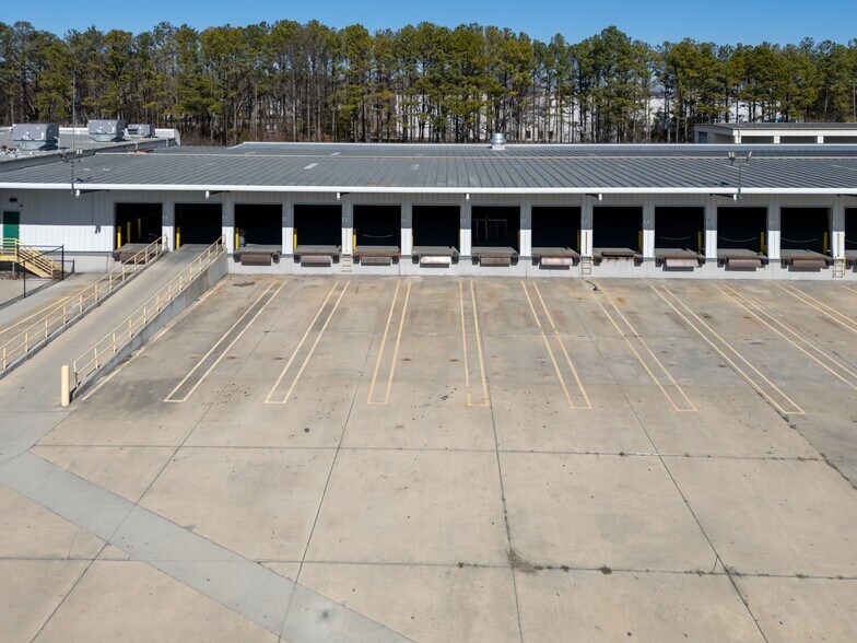 More Photos Of 2400 Barrett Lakes Blvd, Kennesaw Truck Terminal For Lease