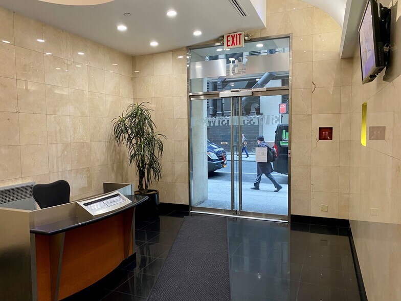 More Photos Of 131 W 35th St, New York Office For Sale