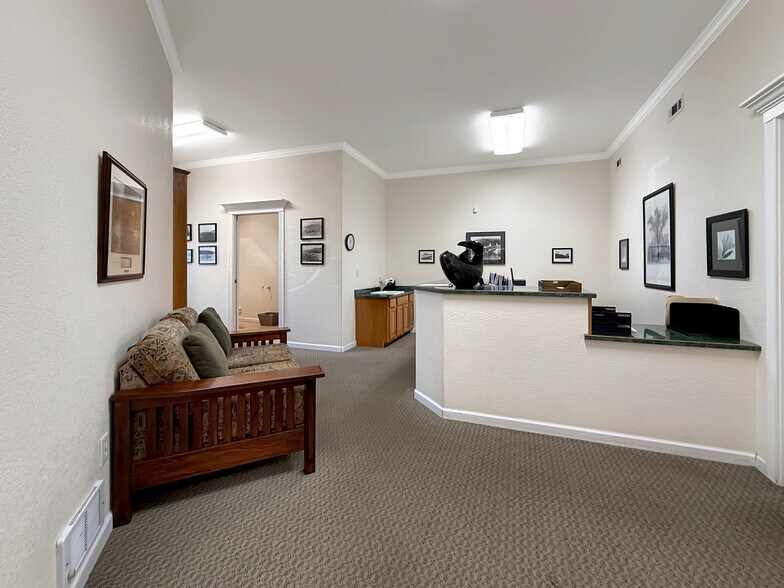 More Photos Of 624 Fleet St, Brookings Office For Sale