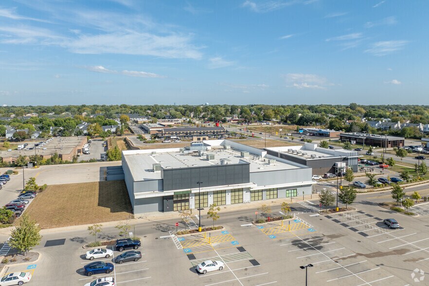 More Photos Of 30 W 63rd St, Westmont Supermarket For Lease
