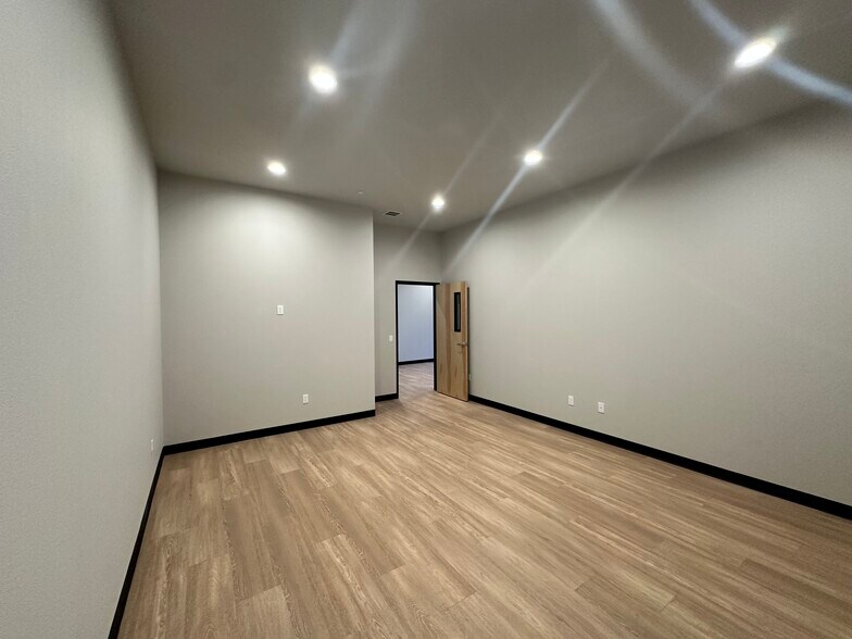 More Photos Of 21600 SE Stark St, Gresham Service For Lease