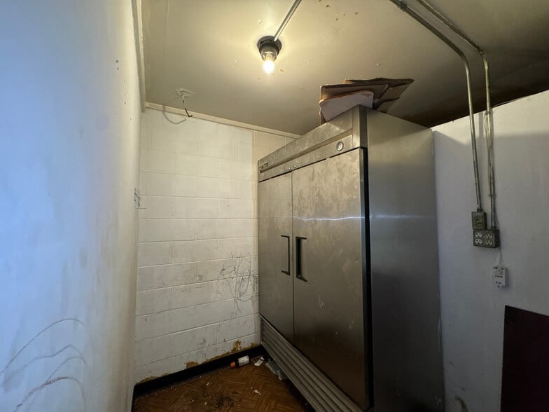 More Photos Of 520 W Broadway, Seminole Flex For Sale