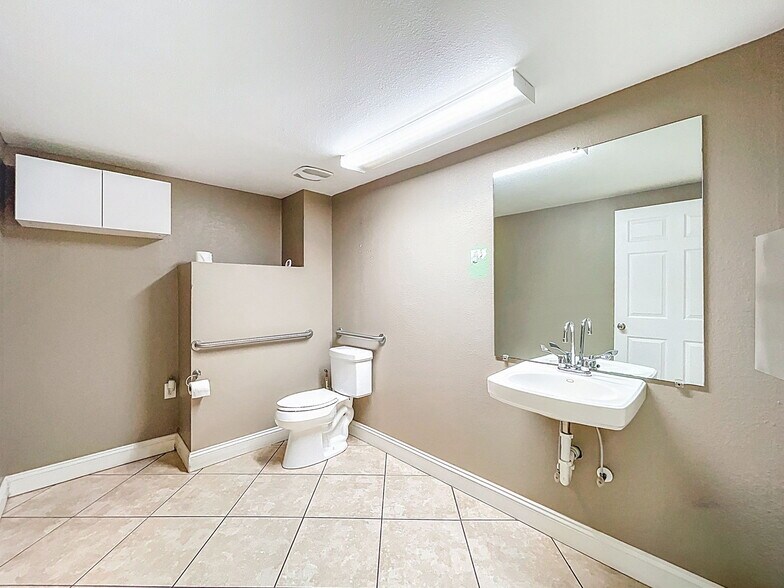 More Photos Of 112 N Mulrennan Rd, Valrico Warehouse For Sale