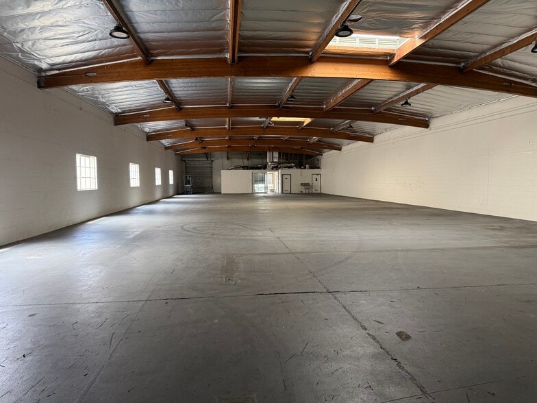 More Photos Of 19761 Bahama St, Northridge Warehouse For Lease