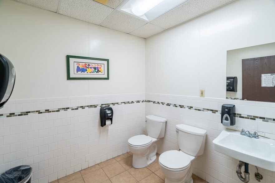 More Photos Of 2911 N San Fernando Rd, Los Angeles Schools For Lease