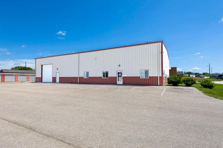 More Photos Of 8301 Seippel Ct, Dubuque Flex For Lease
