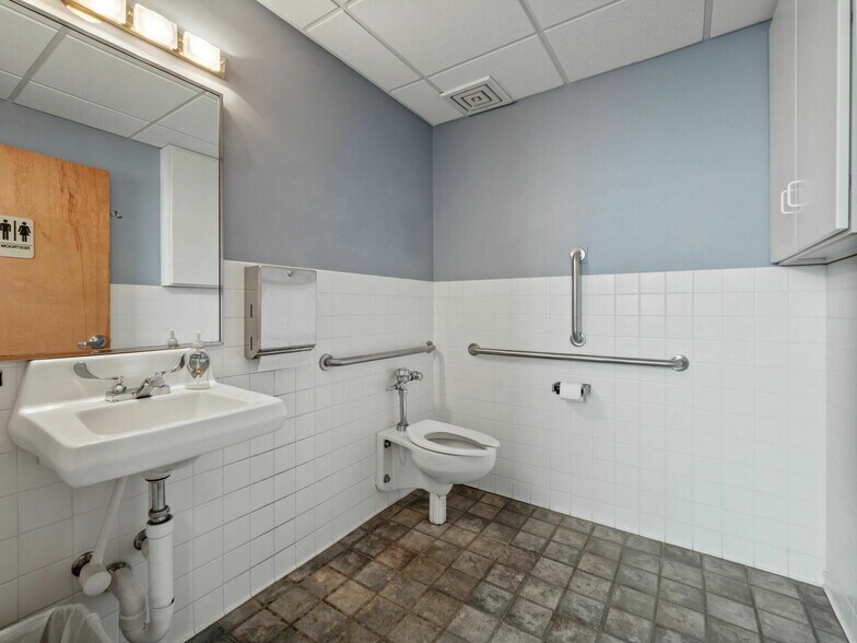 More Photos Of 740 Grand Ave, Saint Paul Storefront Retail Office For Lease