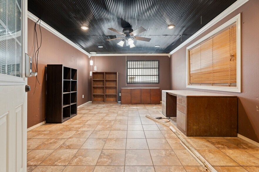 More Photos Of 57530 E Highway 59, Fairland Manufacturing For Sale