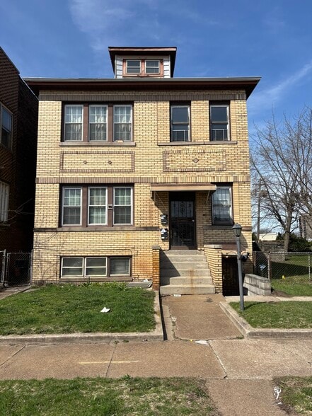 More Photos Of 1412 Connecticut St, Gary Apartments For Sale