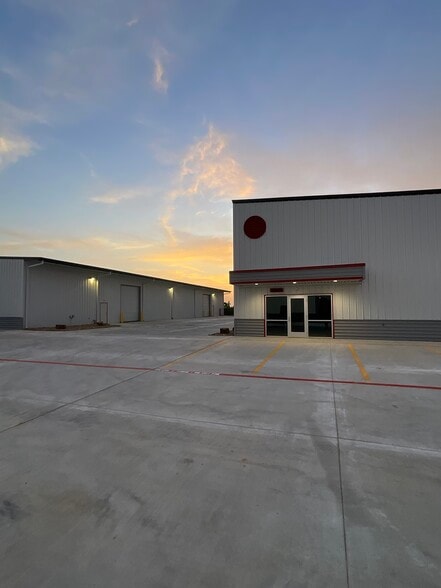 More Photos Of 30934 Westbound Katy, Brookshire Unknown For Lease