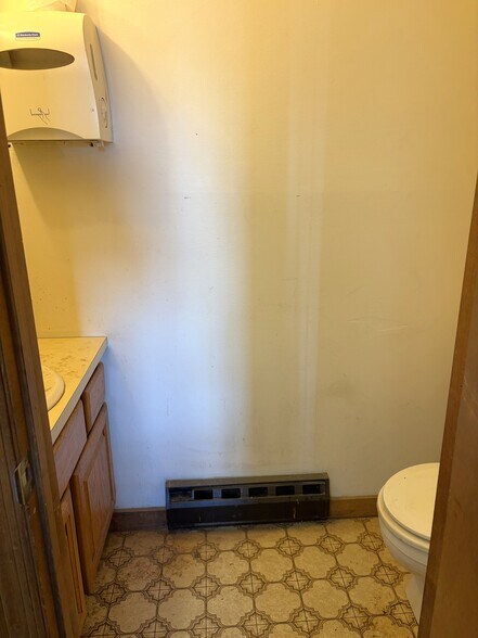 More Photos Of 9-22 South End Plz, New Milford Flex For Sale