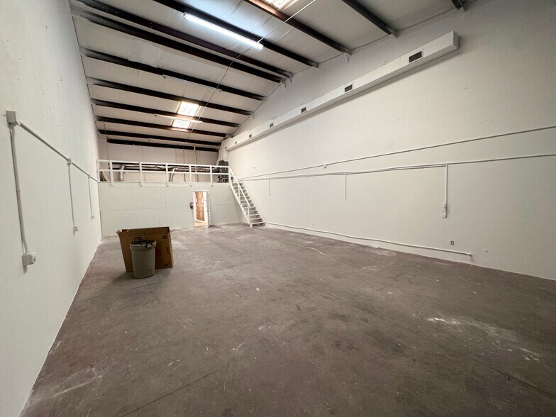 More Photos Of 4776 Radio Rd, Naples Warehouse For Lease