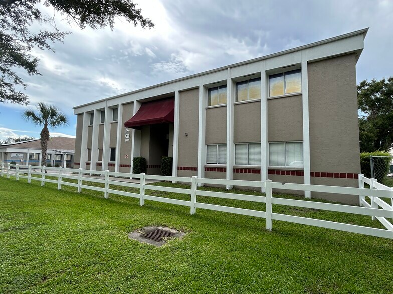 More Photos Of 1877 Northgate Blvd, Sarasota Office For Lease