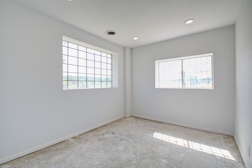 More Photos Of 7002 Bissell Rd, Manvel Manufacturing For Lease