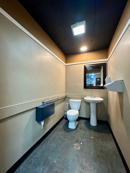 More Photos Of 450 E King St, Boone Service Station For Sale