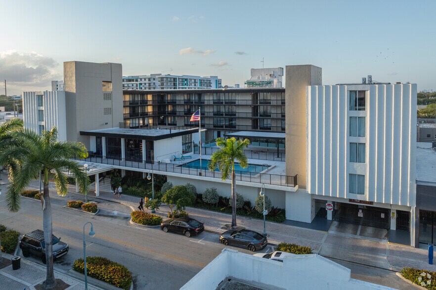 More Photos Of 1925 Harrison St, Hollywood Hotel For Lease