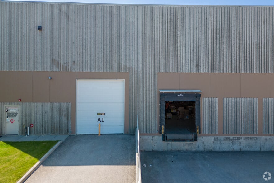 More Photos Of 10707 25th St NE, Calgary Warehouse For Lease