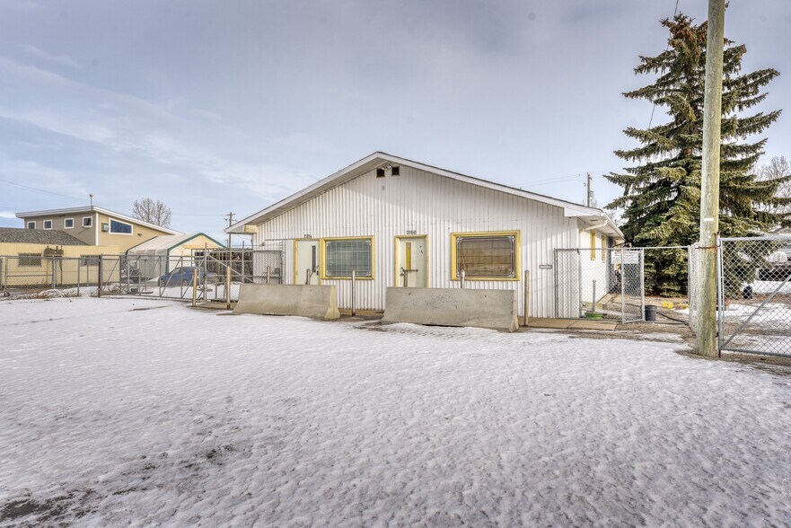 More Photos Of 228 Centre St NE, Langdon Flex For Sale