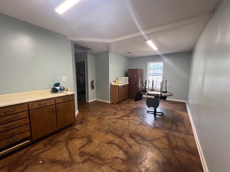 More Photos Of 100 Chickadee Ave, Middleton Office For Sale