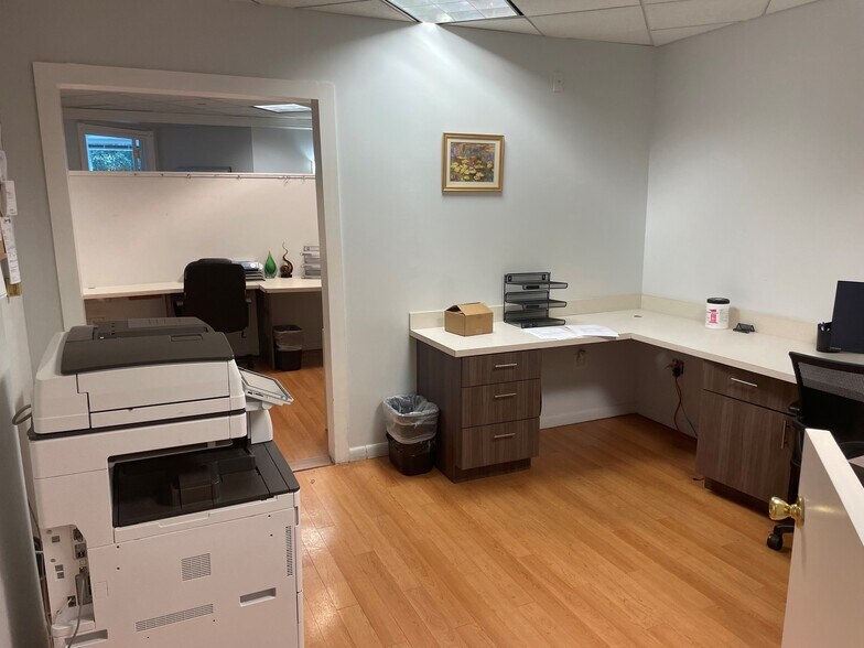 More Photos Of 20803 Biscayne Blvd, Aventura Office For Lease