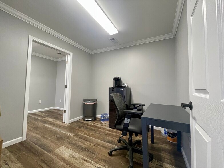 More Photos Of 31 Steelview Dr, Roanoke Distribution For Sale