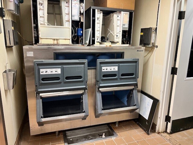 More Photos Of 8301 Eagle Lake Dr, Evansville Restaurant For Lease