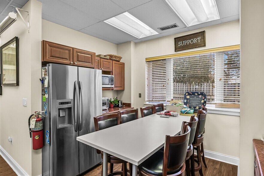 More Photos Of 39 Woodland Rd, Roseland Office For Sale