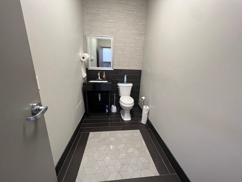 More Photos Of 3601-3609 Henderson Blvd, Tampa Storefront For Lease