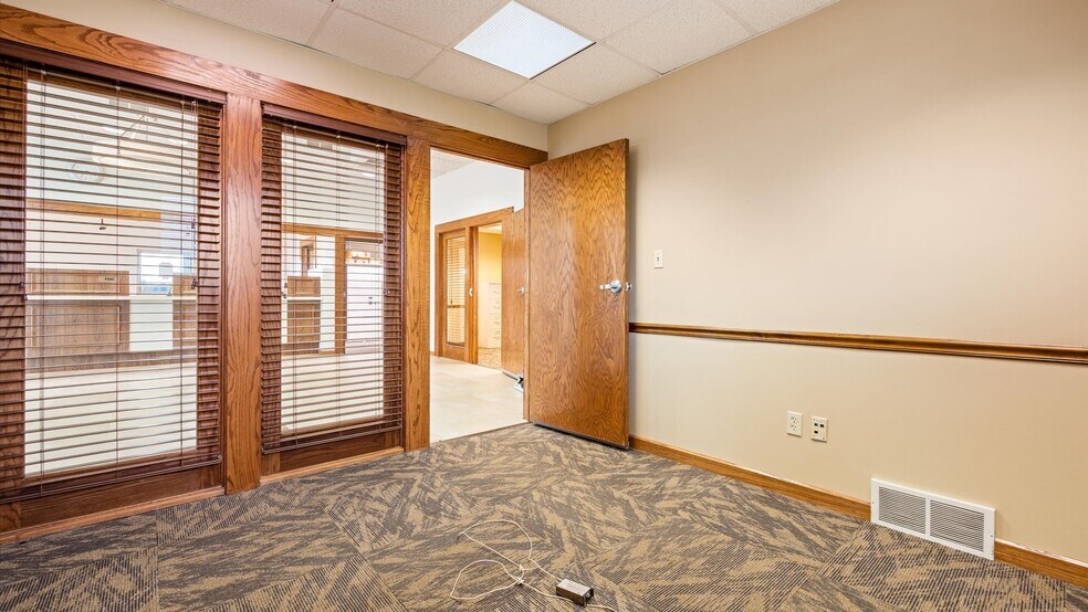 More Photos Of 2810 Maysville Pike, Zanesville Bank For Sale