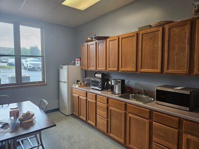 More Photos Of 3230 Executive Dr, Joliet Office For Sale