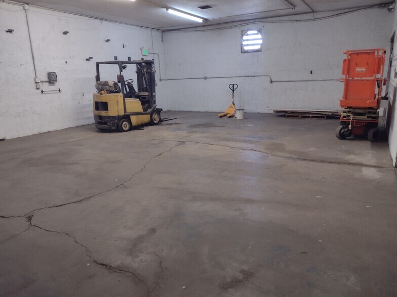 More Photos Of 4165 W Clarendon Ave, Phoenix Manufacturing For Lease