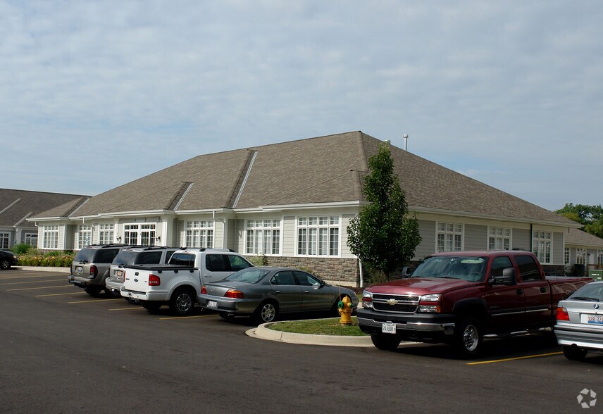 More Photos Of 700-730 Fox Glen Ct, Fox River Grove Medical For Lease