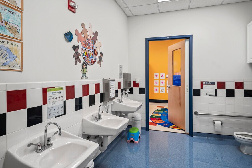 More Photos Of 42885 Orchard Oriole Dr, Ashburn Daycare Center For Lease