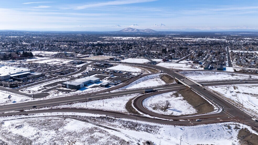 More Photos Of 2475 NW Canal Blvd, Redmond Flex For Lease