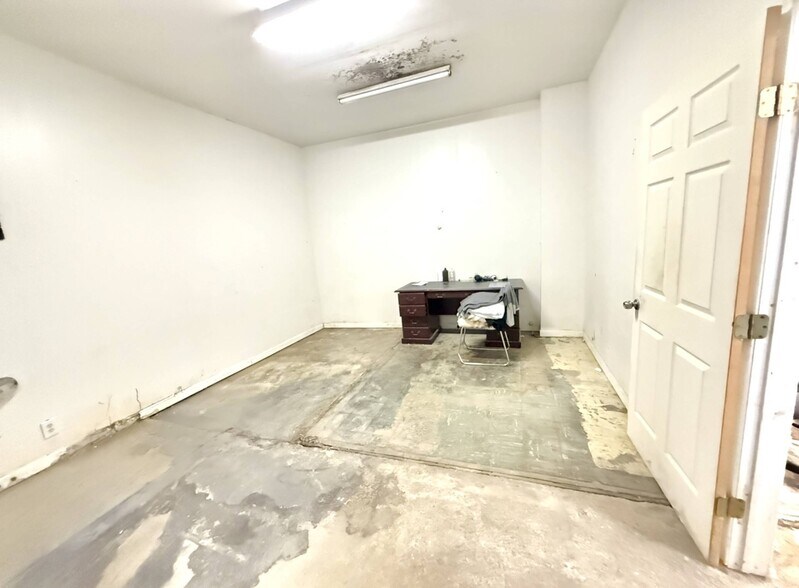 More Photos Of 7903 Leander St, Houston Warehouse For Lease