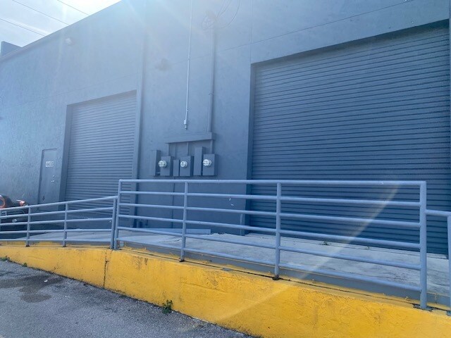 More Photos Of 4400 N Dixie Hwy, Fort Lauderdale Flex For Sale