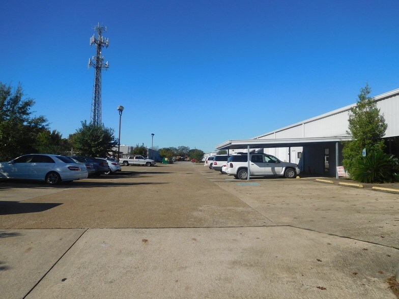 More Photos Of 3130 Strawberry Rd, Pasadena Service For Lease