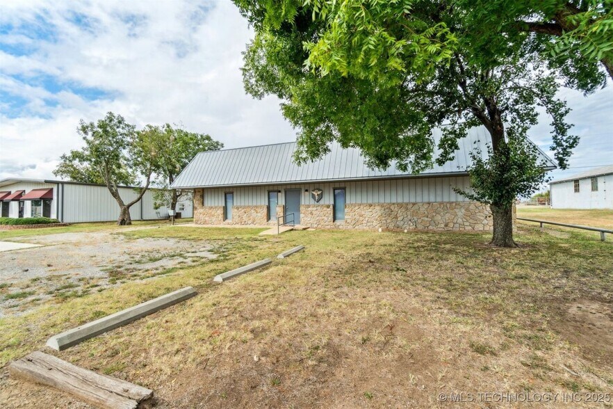 More Photos Of 1236 E Main St, Cushing Medical For Sale