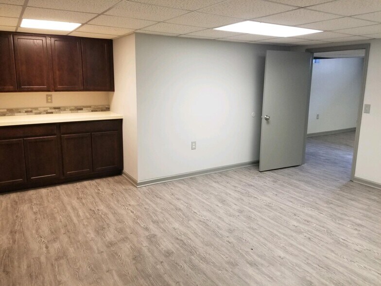 More Photos Of 1128 Villa Linde Ct, Flint Medical For Sale