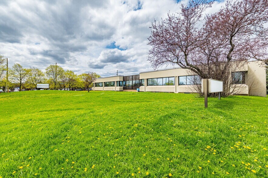 More Photos Of 220 Advance Blvd, Brampton Office For Sale