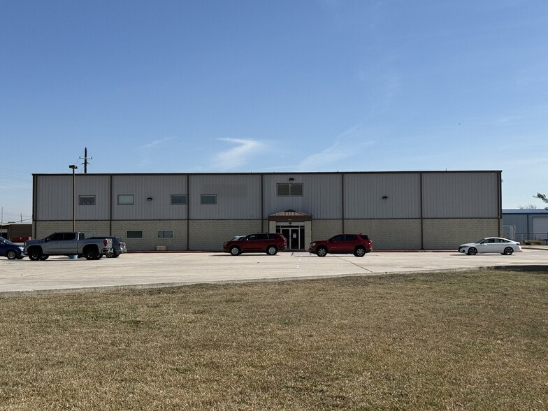 More Photos Of 1803 Rough Neck Dr, Humble Warehouse For Sale