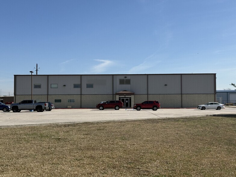 More Photos Of 1803 Rough Neck Dr, Humble Warehouse For Lease