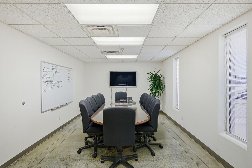 More Photos Of 315 N Park Dr, San Antonio Warehouse For Sale