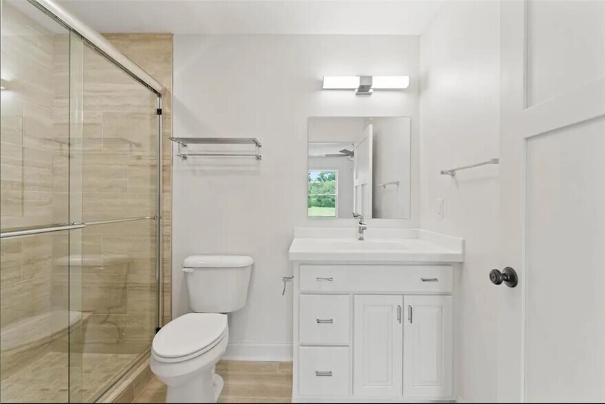More Photos Of 1805 S 8th Ave E, Newton Specialty For Sale