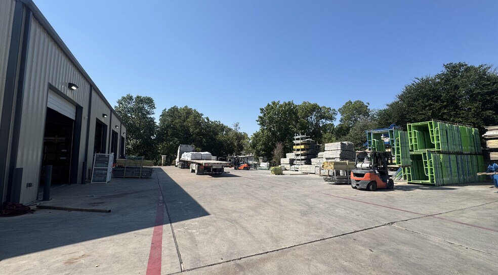 More Photos Of 717 Tower Ln, McKinney Warehouse For Lease