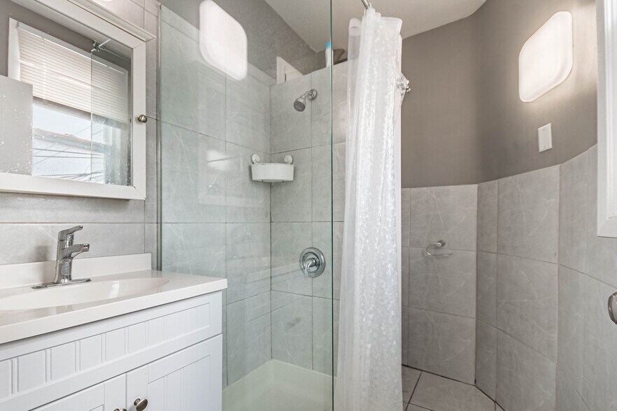 More Photos Of 740 Lansdowne Av, Toronto Multifamily For Sale