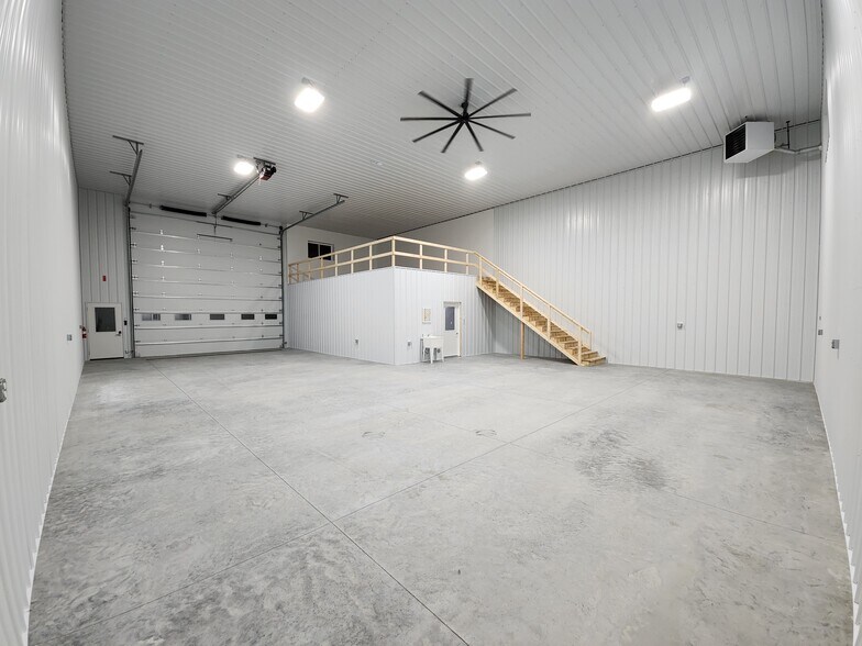 More Photos Of 9663 230th Ave, Anamosa Warehouse For Lease
