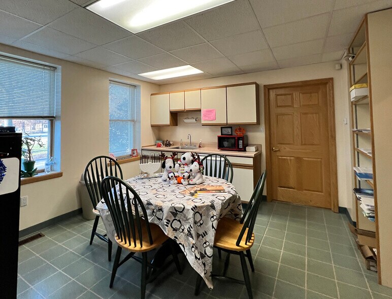 More Photos Of 465 Commerce Dr, Fort Washington Office For Sale