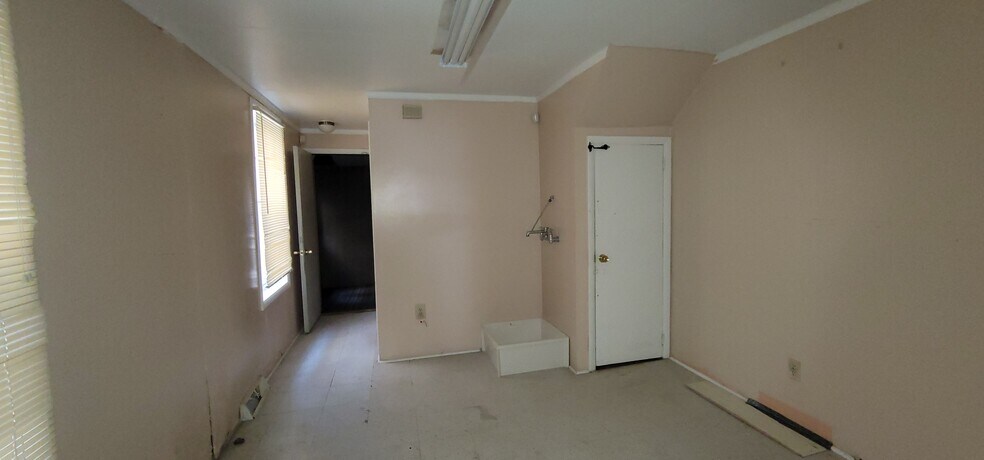 More Photos Of 52 S 6th St, Reading General Retail For Lease