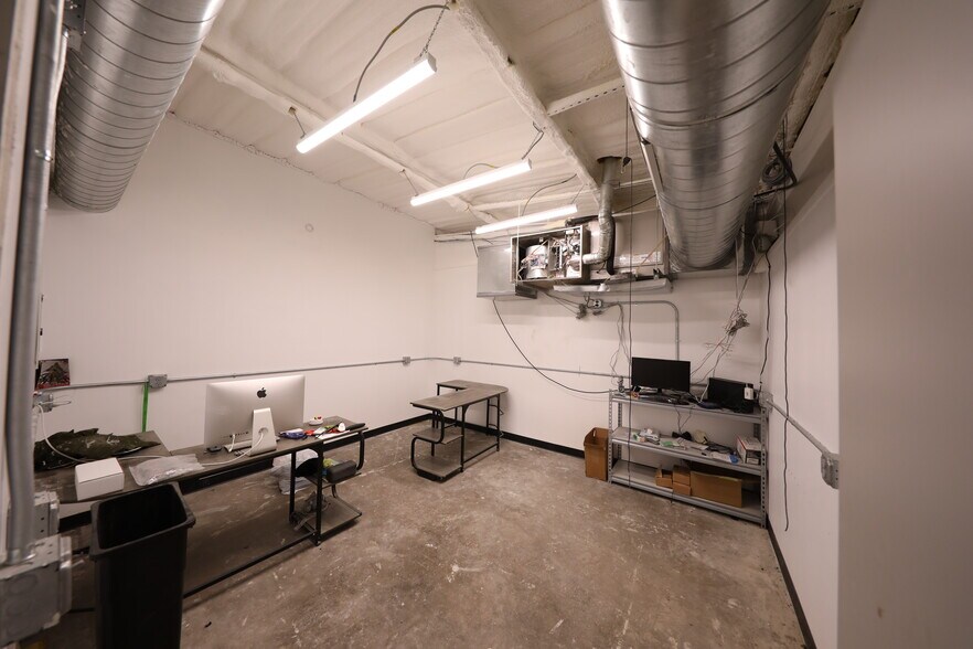 More Photos Of 700 N Main St, Lexington Warehouse For Lease